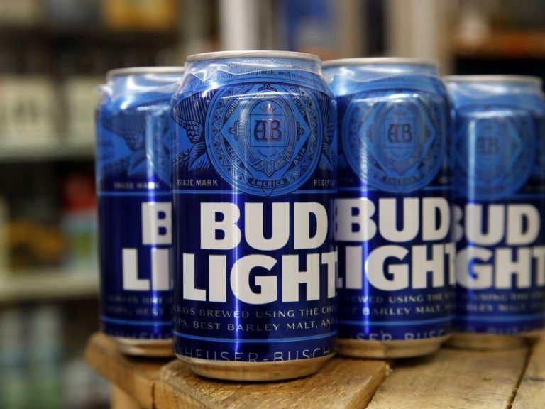 Un dirigeant de Bud Light prend congé après des appels au boycott, selon des rapports