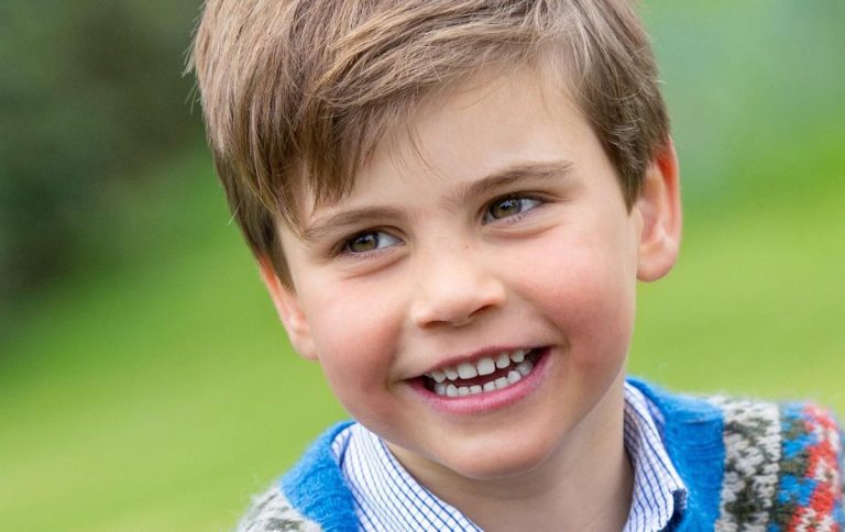 Le prince Louis poussé dans une brouette par Kate en photographie pour son cinquième anniversaire