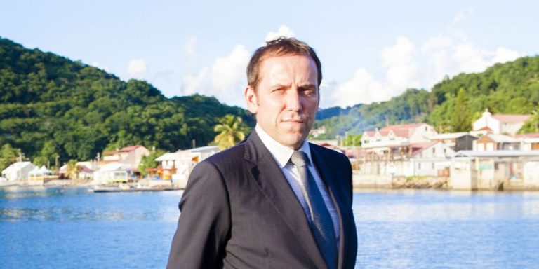 Le coffret du livre Death in Paradise obtient une énorme réduction de prix

