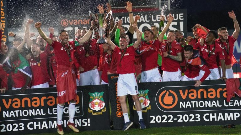 Le prince de Galles félicite Wrexham, soutenu par Hollywood, pour le retour de la Ligue de football