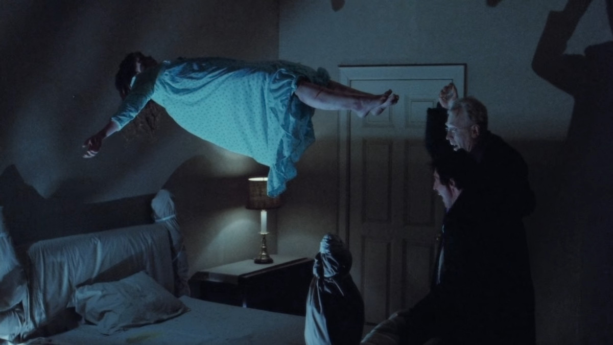 Reagan flottant pendant son exorcisme dans L'Exorciste