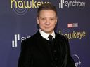 Jeremy Renner assiste à un événement de lancement de Hawkeye Los Angeles.