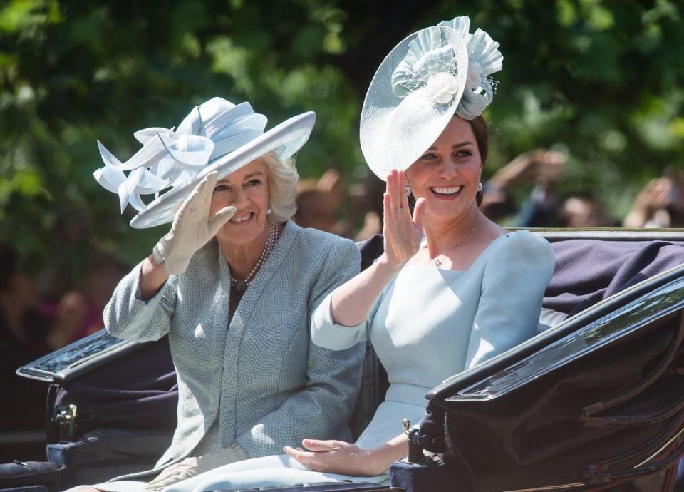 londres, angleterre 09 juin camilla, duchesse de cornouailles et catherine, duchesse de cambridge promenades en calèche pendant la parade de la couleur 2018 sur le centre commercial le 9 juin 2018 à londres, angleterre photo de samir husseinsamir husseinwireimage