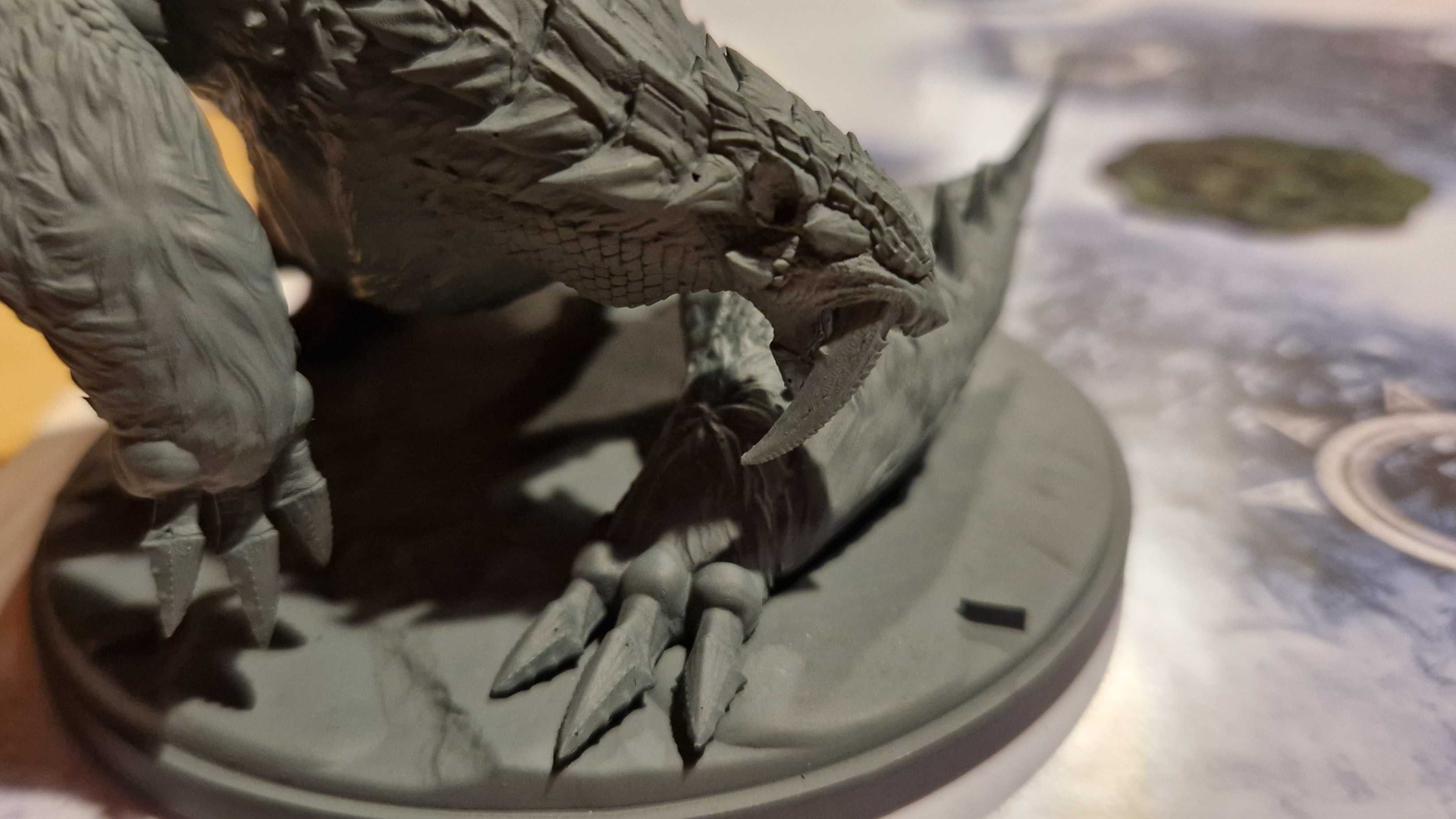 Une vue rapprochée d'un modèle de monstre à dents de sabre dans Monster Hunter World Iceborne: The Board Game