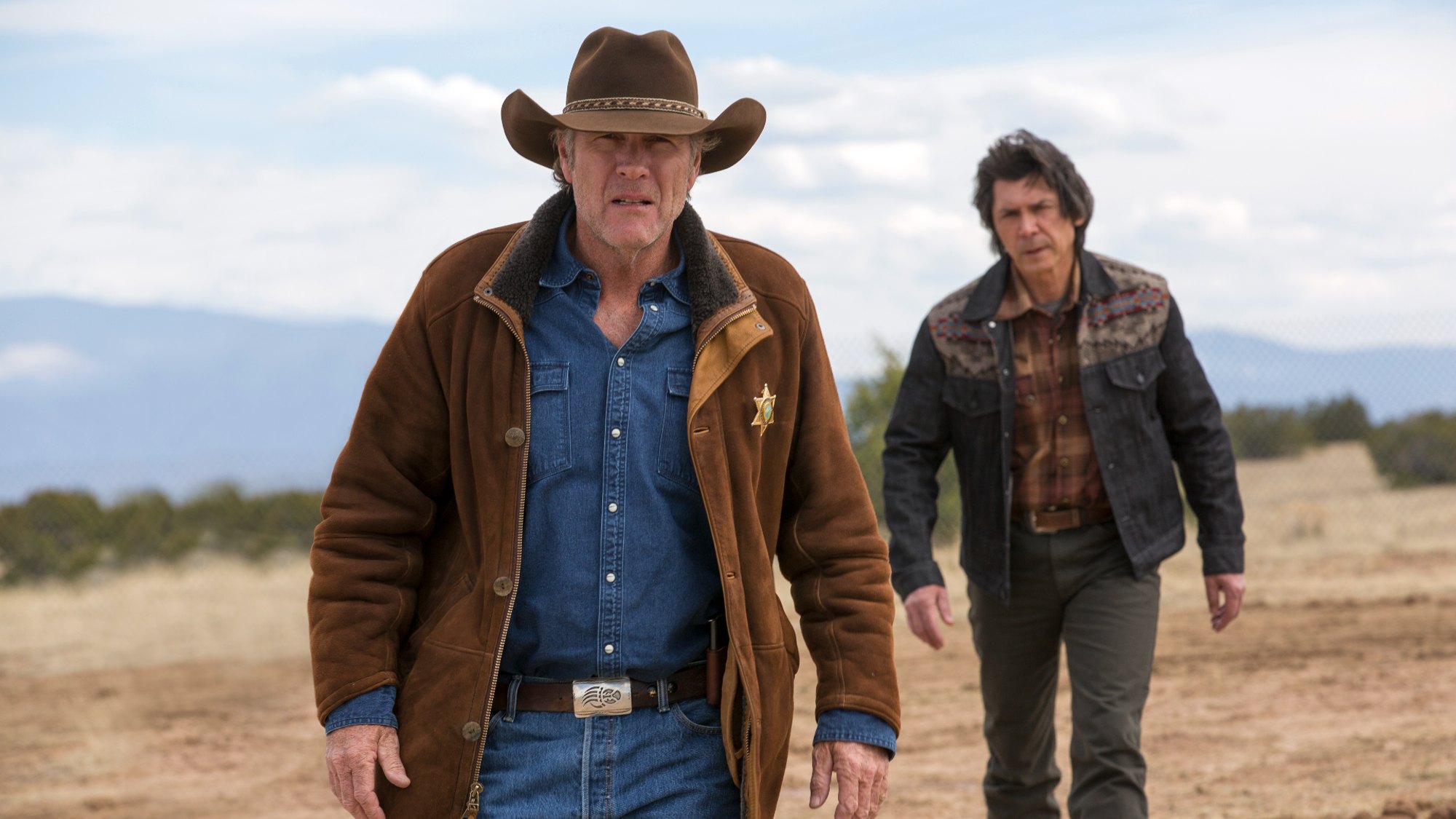 (De gauche à droite) Robert Taylor et Lou Diamond Phillips à Longmire