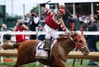 Le jockey Sonny Leon a monté Rich Strike pour remporter le 148e Kentucky Derby à Churchill Downs à Louisville, Ky. le 7 mai 2022.