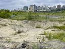 Vue d'un terrain en grande partie vacant sur les plaines LeBreton à l'ouest du centre-ville d'Ottawa. 