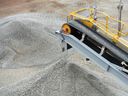 Le minerai tombe d'un convoyeur sur une pile de stockage sur le site de la mine de lithium de Bald Hill, copropriété de Tawana et Alliance Mineral Assets Ltd., à l'extérieur de Widgiemooltha, en Australie, le lundi 6 août 2018. Le plus récent exportateur australien de lithium, Tawana, est en s'entretient avec des clients potentiels au sujet de l'expansion de sa mine Bald Hill et ne voit aucun risque d'une offre excédentaire qui ferait baisser les prix.  Photographe : Carla Gottgens/Bloomberg ORG XMIT : 775205883