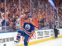 Derek Ryan (10 ans) des Oilers d'Edmonton célèbre son premier but en période contre les Kings de Los Angeles au Rogers Place d'Edmonton le 19 avril 2023.