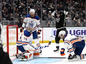 L'ailier gauche des Kings de Los Angeles Trevor Moore (12) célèbre après avoir marqué le but gagnant alors que le défenseur des Oilers d'Edmonton Mattias Ekholm (14), le défenseur Darnell Nurse (25) et le gardien Stuart Skinner (74) regardent dans la première période de prolongation du troisième match de le premier tour des séries éliminatoires de la Coupe Stanley 2023 à Crypto.com Arena.