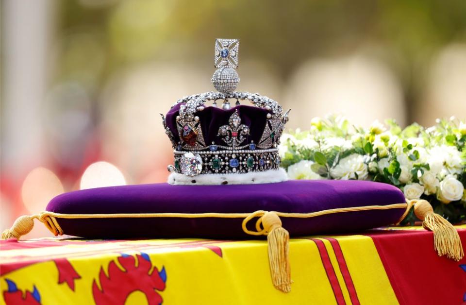 le cercueil transportant la reine elizabeth ii est transféré du palais de buckingham au palais de westminster