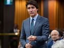 Le premier ministre Justin Trudeau se lève pendant la période des questions sur la colline du Parlement à Ottawa, le mercredi 19 avril 2023. Selon le Washington Post, le premier ministre Justin Trudeau a déclaré en privé à l'OTAN que le Canada n'atteindrait jamais les objectifs de l'alliance militaire en matière de dépenses de défense.