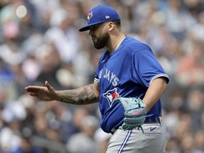 Alek Manoah des Blue Jays de Toronto réagit après la finale de la troisième manche contre les Yankees de New York au Yankee Stadium le 22 avril 2023 dans le Bronx, New York.