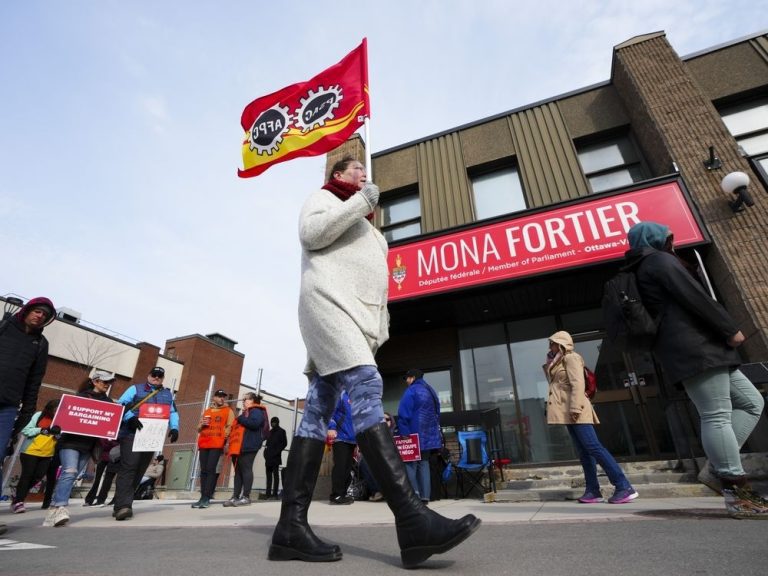 Le Conseil du Trésor envoie une lettre ouverte aux Canadiens sur les pourparlers avec le syndicat malgré la grève en cours