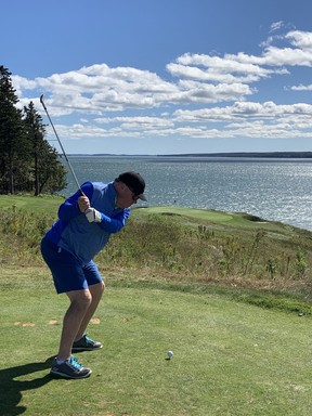 Avec les vents qui soufflent, un coup dans l'un des trous avec vue sur l'eau du terrain de golf primé Algonquin du Nouveau-Brunswick peut être délicat.  Tim Baines/Postmédia