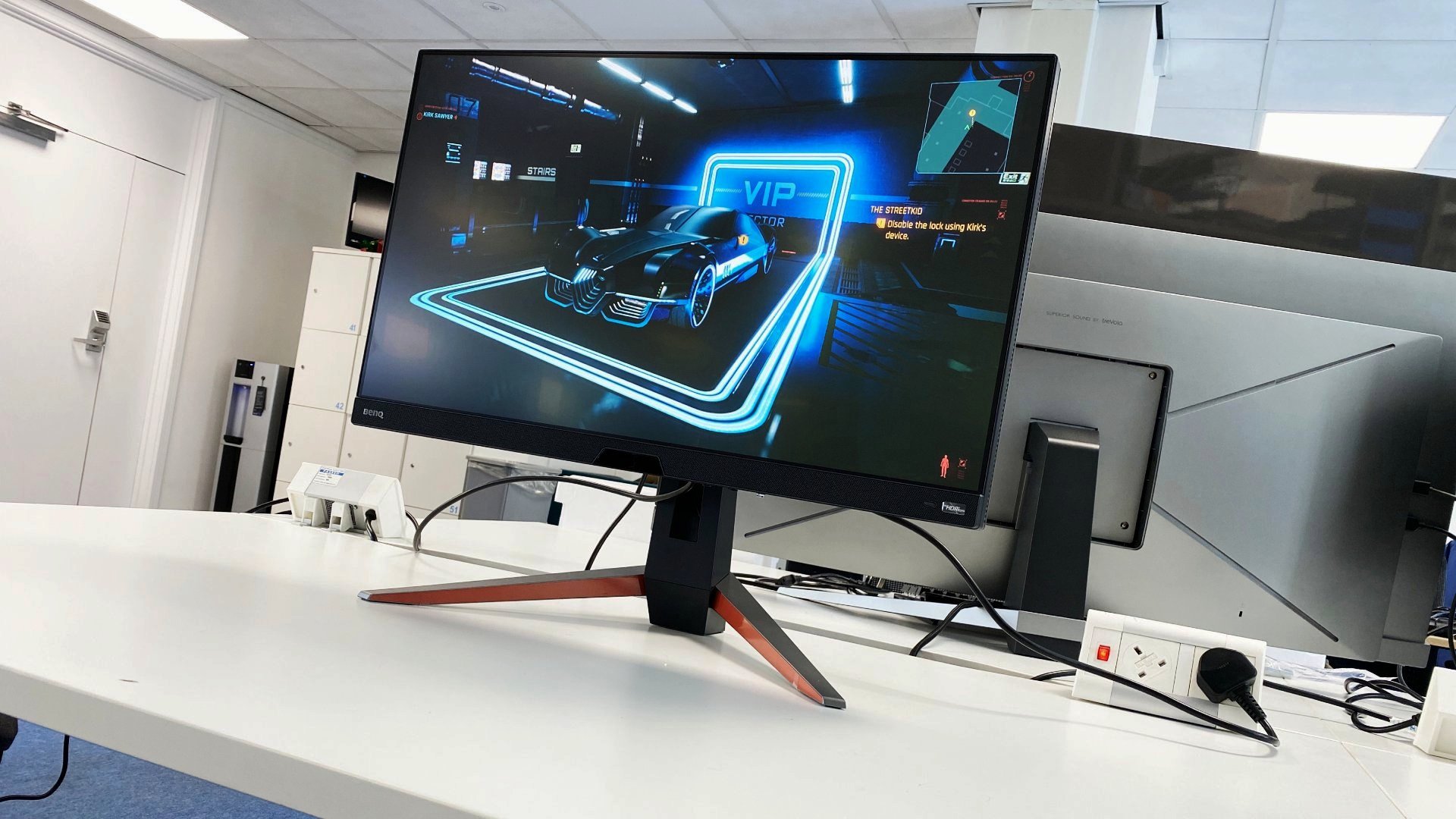 BenQ Mobiuz EX270QM d'en bas affichant une scène plus sombre dans Cyberpunk 2077