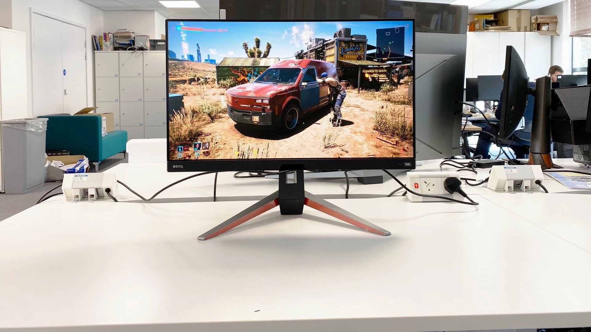 BenQ Mobiuz EX270QM regardant droit devant la caméra sur un bureau blanc