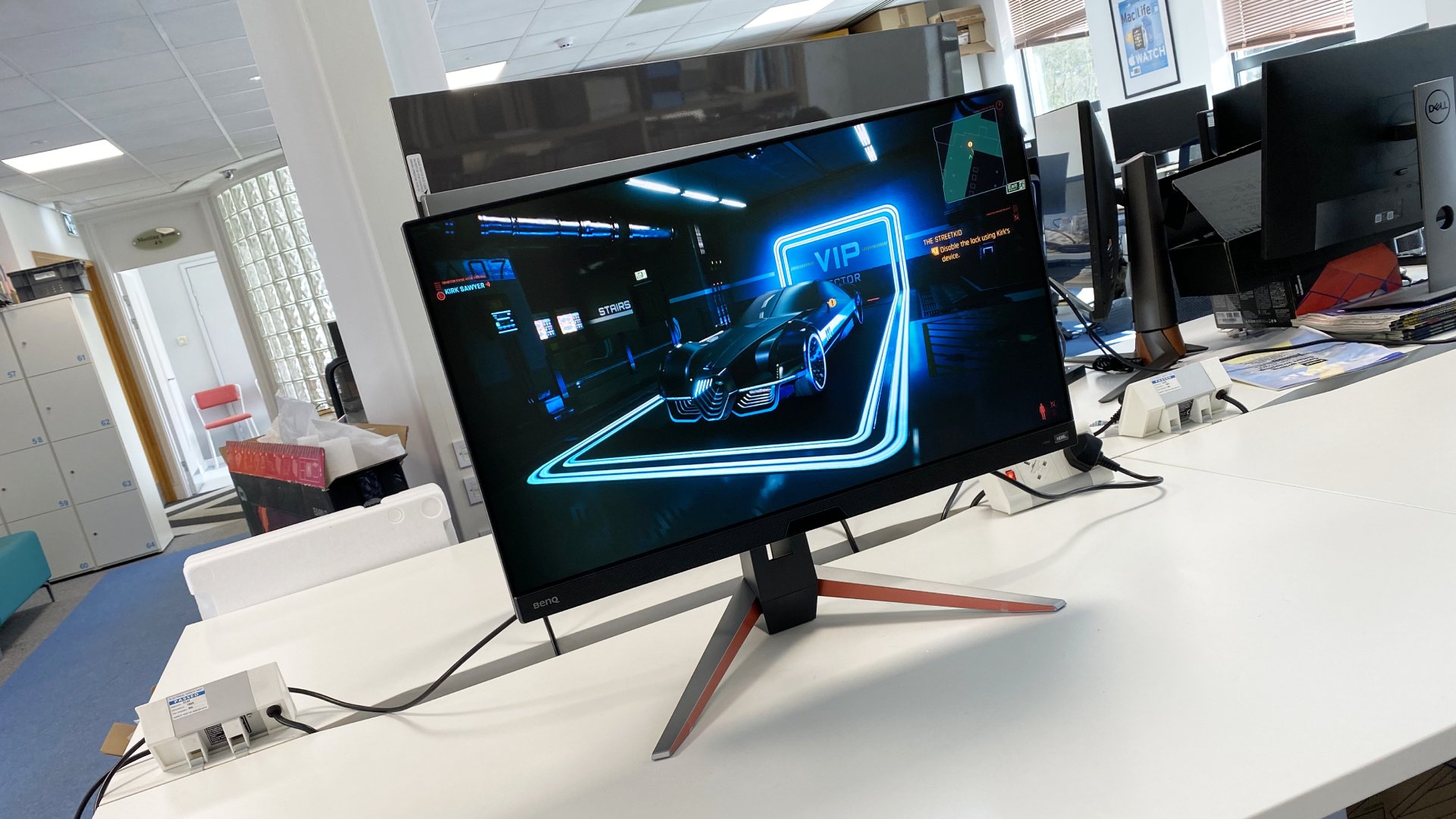 BenQ Mobiuz EX270QM affichant une scène plus sombre dans Cyberpunk 2077