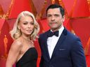 Kelly Ripa et son mari Mark Consuelos arrivent pour la 90e cérémonie annuelle des Oscars le 4 mars 2018 à Hollywood.  (ANGELA WEISS/AFP/Getty Images)