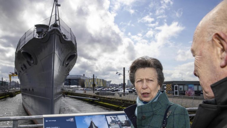 Princess Royal rouvre un navire de la Première Guerre mondiale récemment rénové à Belfast