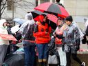 Grévistes de l'AFPC sur la rue Elgin à Ottawa, le 24 avril 2023.