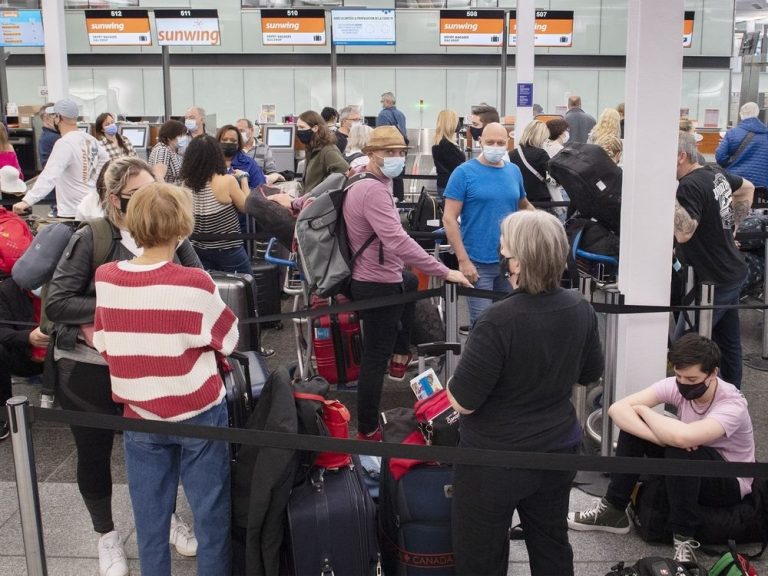 Faible ponctualité des aéroports canadiens, les compagnies aériennes soulèvent des questions pour les voyages d’été