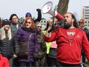 Le battage médiatique de l'AFPC Alex Silas ralliant les troupes de l'AFPC sur Heron Rd.  à Ottawa, le 21 avril 2023.