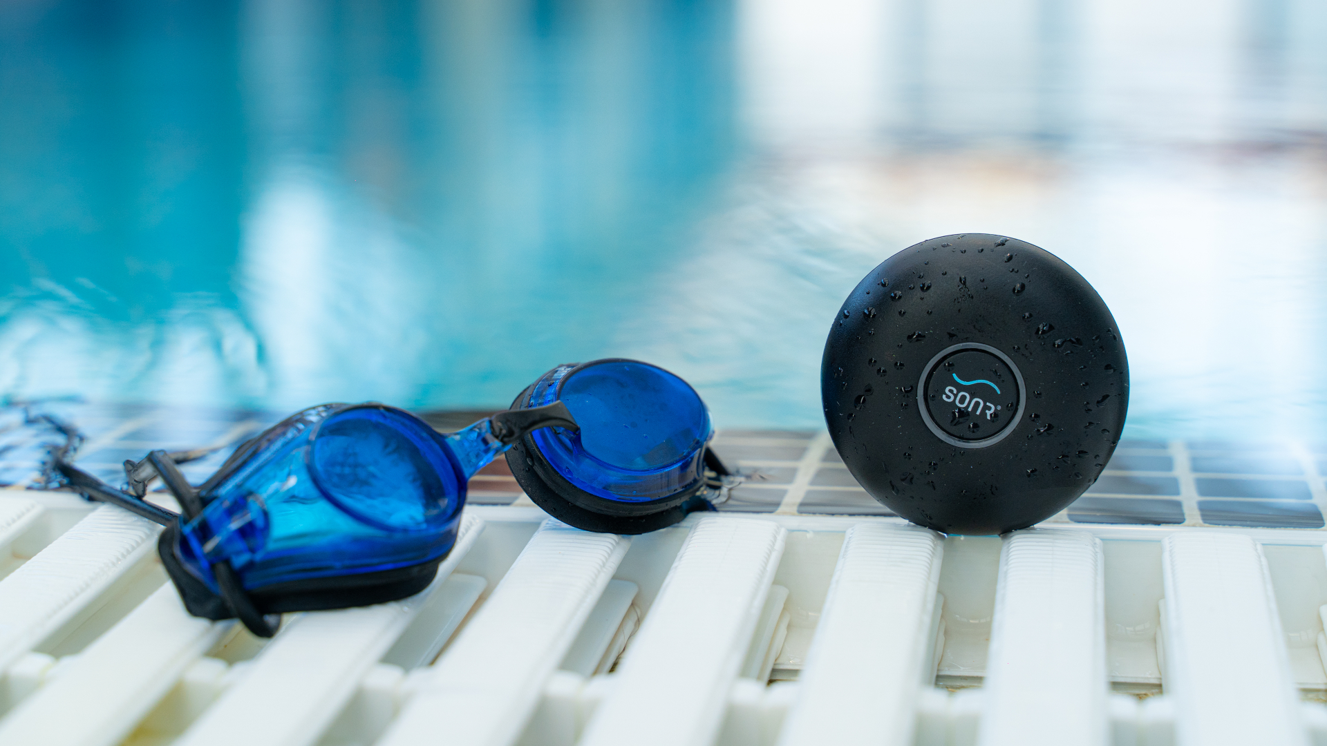 SONR Musique au bord d'une piscine, à côté d'un pari de lunettes