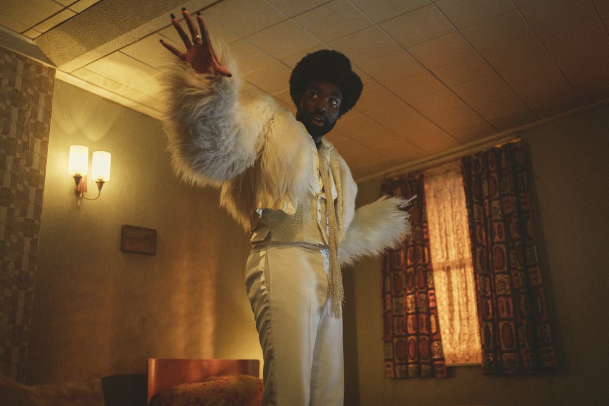 Paapa Essiedu dans une tenue blanche flamboyante regardant quelque chose dans une photo de Black Mirror saison 6