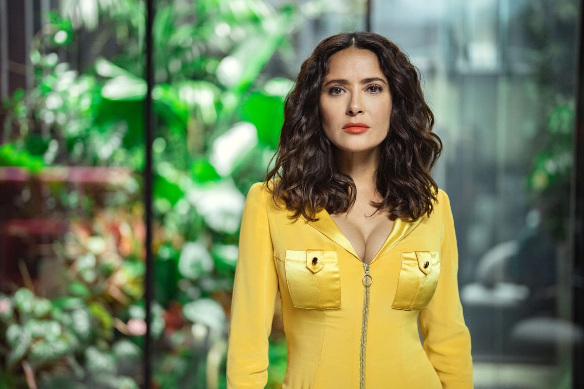 Salma Hayek regarde la caméra dans une image promotionnelle de la saison 6 de Black Mirror