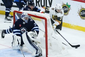 Le gardien des Jets, Connor Hellebuyck, pense que son équipe n'a besoin que de quelques rebonds pour revenir dans la série avec les Golden Knights.