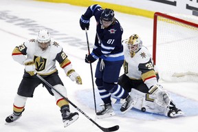 Le gardien de but des Jets Connor Hellebuyck pense que son équipe n'a besoin que de quelques rebonds pour se remettre en série avec les Golden Knights. Le gardien de but des Jets Connor Hellebuyck pense que son équipe n'a besoin que de quelques rebonds pour se remettre en série avec les Golden Knights.