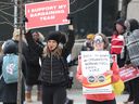 Des grévistes de l'AFPC sont vus sur la rue Elgin à Ottawa, le 21 avril 2023.