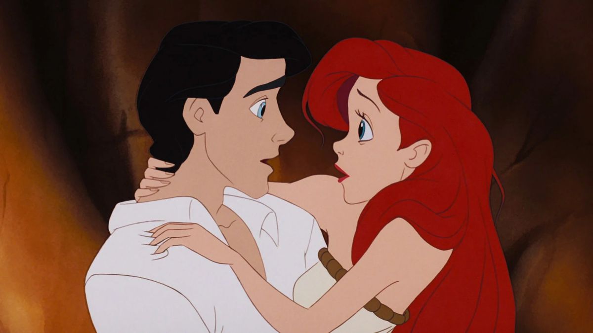 le prince eric tenant ariel, une sirène aux cheveux roux, après qu'elle ait essayé de marcher pour la première fois