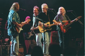 Stephen Stills, Neil Young, Graham Nash et David Crosby jam devant une salle comble au Air Canada Centre de Toronto en 1999.