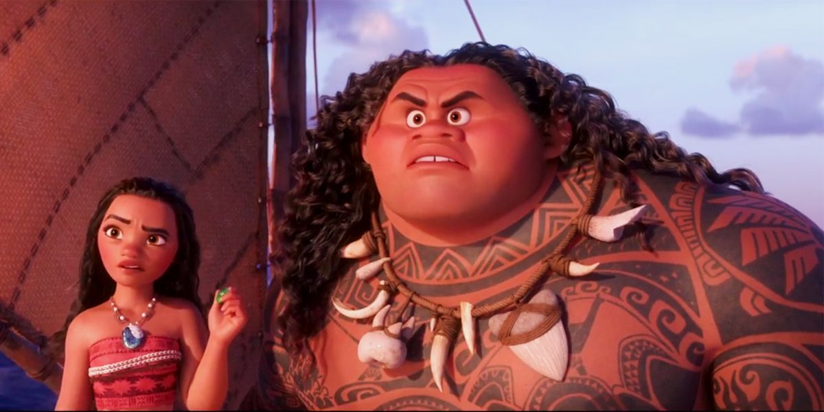 Moana et Maui debout sur un bateau l'air inquiet.