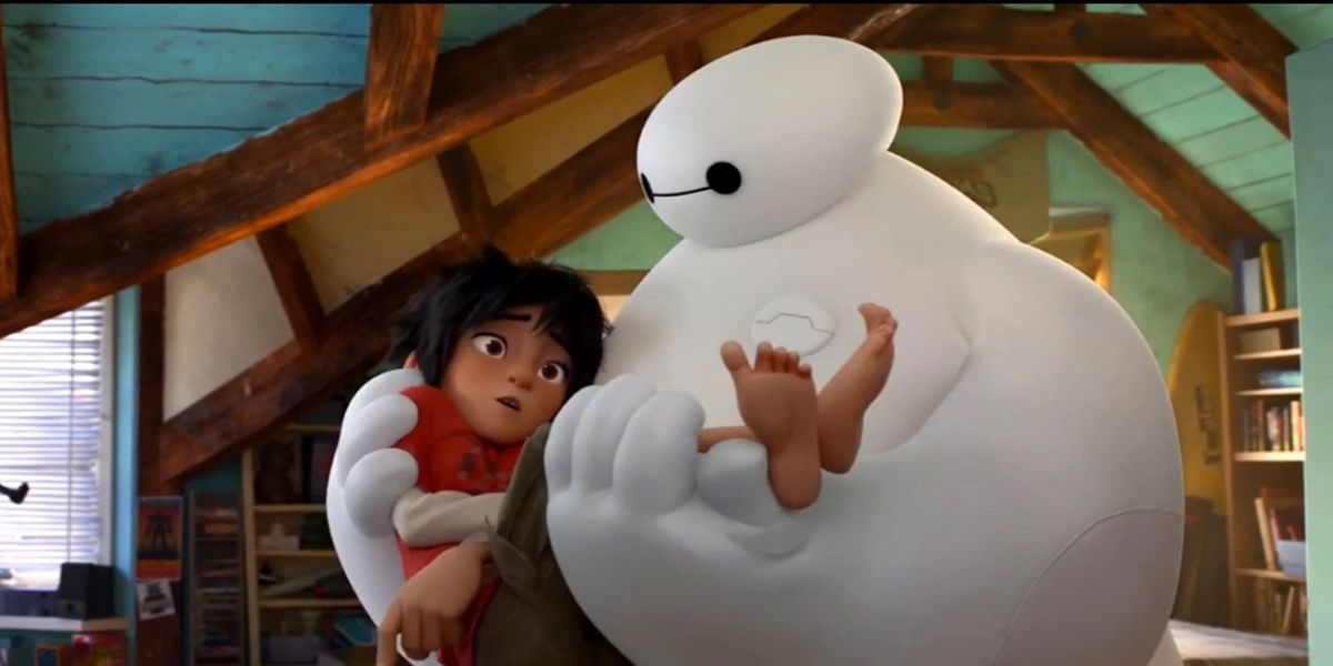 Baymax détient Hiro dans Big Hero 6.