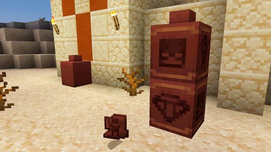 Minecraft Pottery Shards - un morceau de poterie à côté de deux grands pots entièrement construits