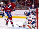 Kirby Dach des Canadiens de Montréal cherche un rebond Le gardien des Oilers d'Edmonton Stuart Skinner arrête le tir de Dach en première période à Montréal le 12 février 2023.