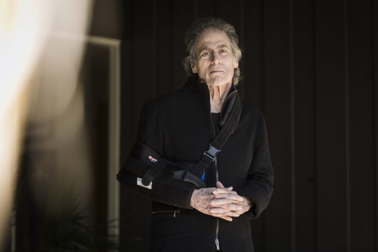 Richard Lewis révèle le diagnostic de Parkinson : « J’ai fini »