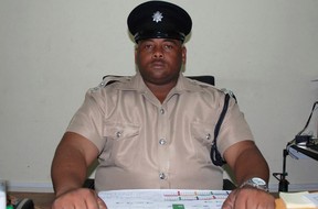 Commissaire de police Henry Jemmott.