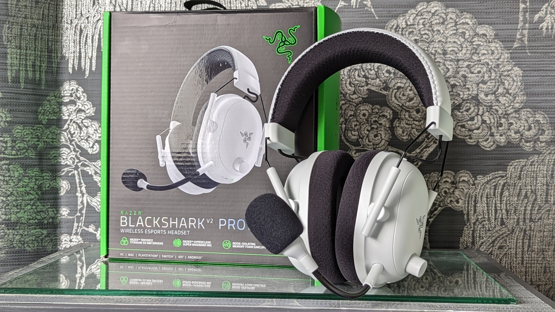 Revue Razer BlackShark V2 Pro : Un casque de jeu sans fil adjacent à son emballage de vente au détail.