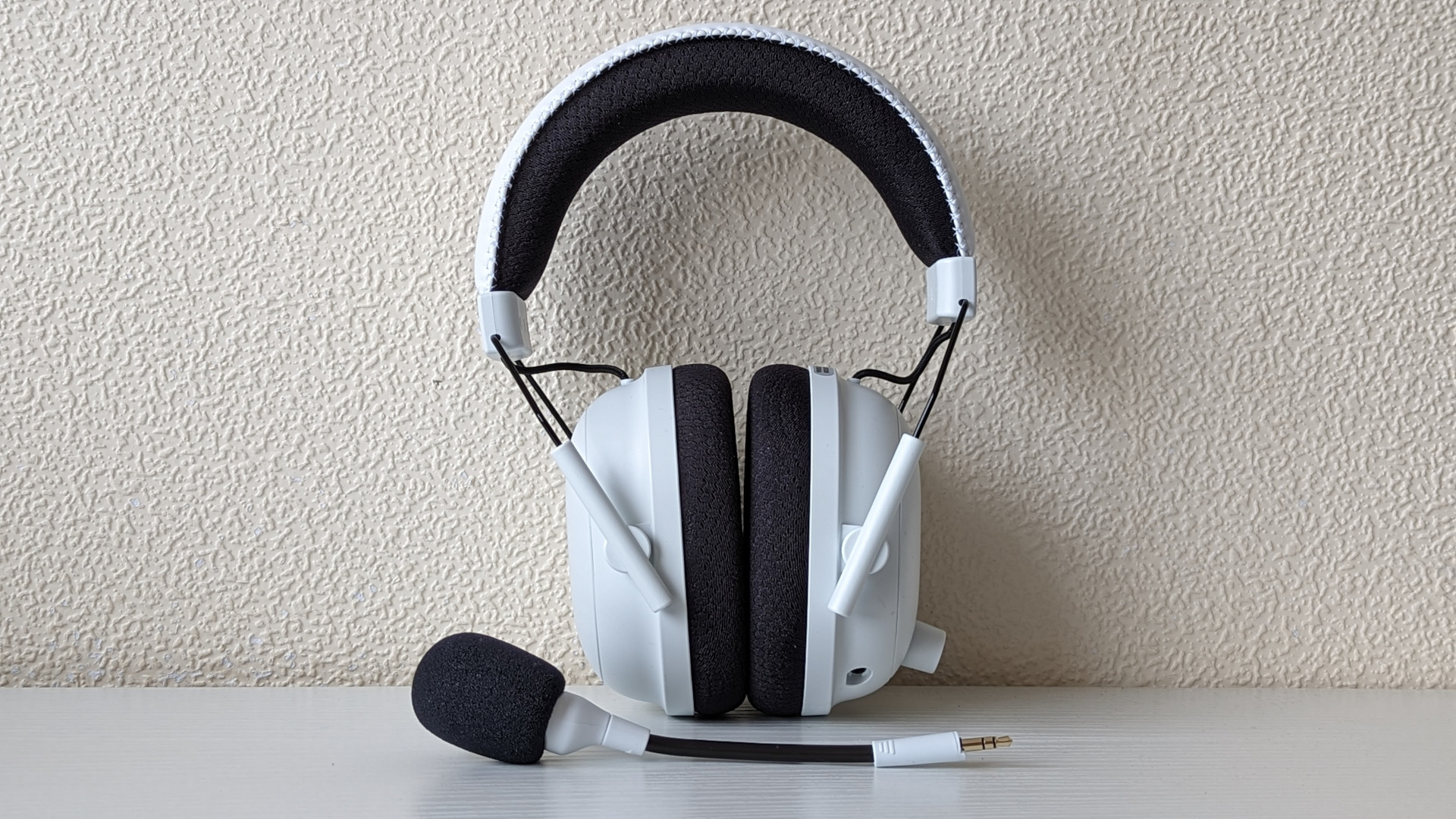 Revue Razer BlackShark V2 Pro : Un casque de jeu sans fil repose sur un fond blanc crème.