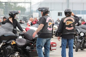 Des membres des Hells Angels étaient présents lors d'une manifestation à l'extérieur du centre de détention d'Elgin-Middlesex le 17 juillet 2021. Un nouveau rapport des chefs de police de l'Ontario indique que les clubs de motards sont plus disposés à laisser tomber leurs patchs, à faire profil bas, à exploiter des entreprises pour blanchir de l'argent et étendre leur influence.  (Photo gratuite du dossier de presse)