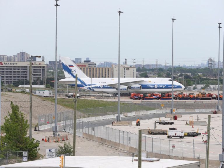 Cet avion russe a accumulé près de 500 000 $ en frais de stationnement à l’aéroport de Toronto depuis le début de la guerre