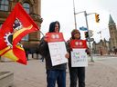 Des fonctionnaires en grève devant le bureau du premier ministre en face de la Colline du Parlement mercredi.