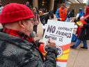 Des employés du gouvernement préparent des panneaux de piquetage devant l'édifice Harry Hays du gouvernement fédéral au centre-ville de Calgary après que 155 000 employés de la fonction publique du Canada se sont mis en grève le mercredi 19 avril 2023.