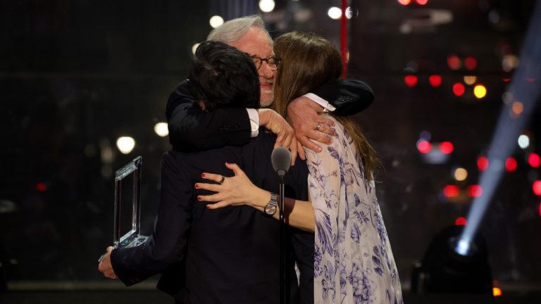 Drew Barrymore et Ke Huy Quan se réunissent pour présenter Steven Spielberg avec le prix Time 100 Impact Award Les plus populaires doivent être lus Inscrivez-vous aux newsletters Variety Plus de nos marques
	
	
