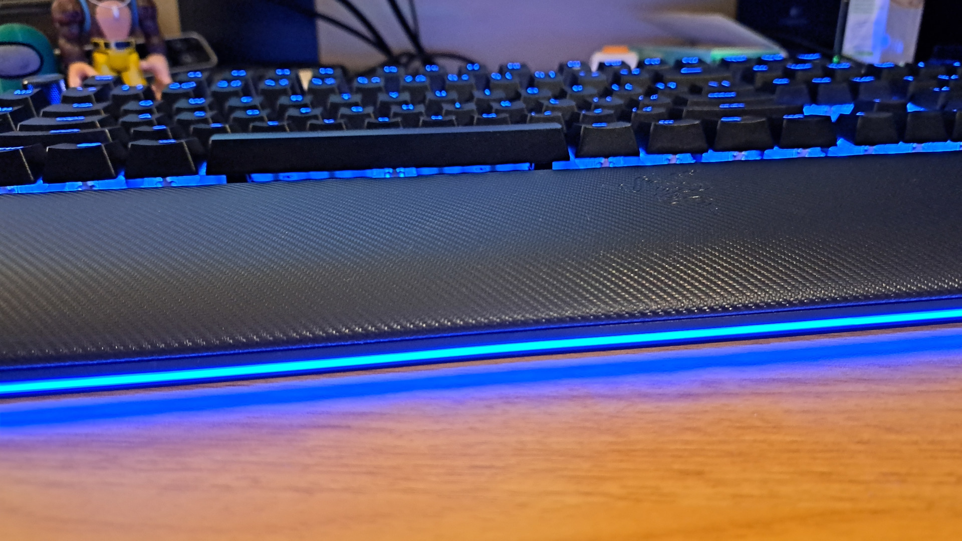 Revue Razer BlackWidow V4 Pro : Une vue large du clavier, mettant en valeur son éclairage RVB à la fois sur les touches et le repose-poignet