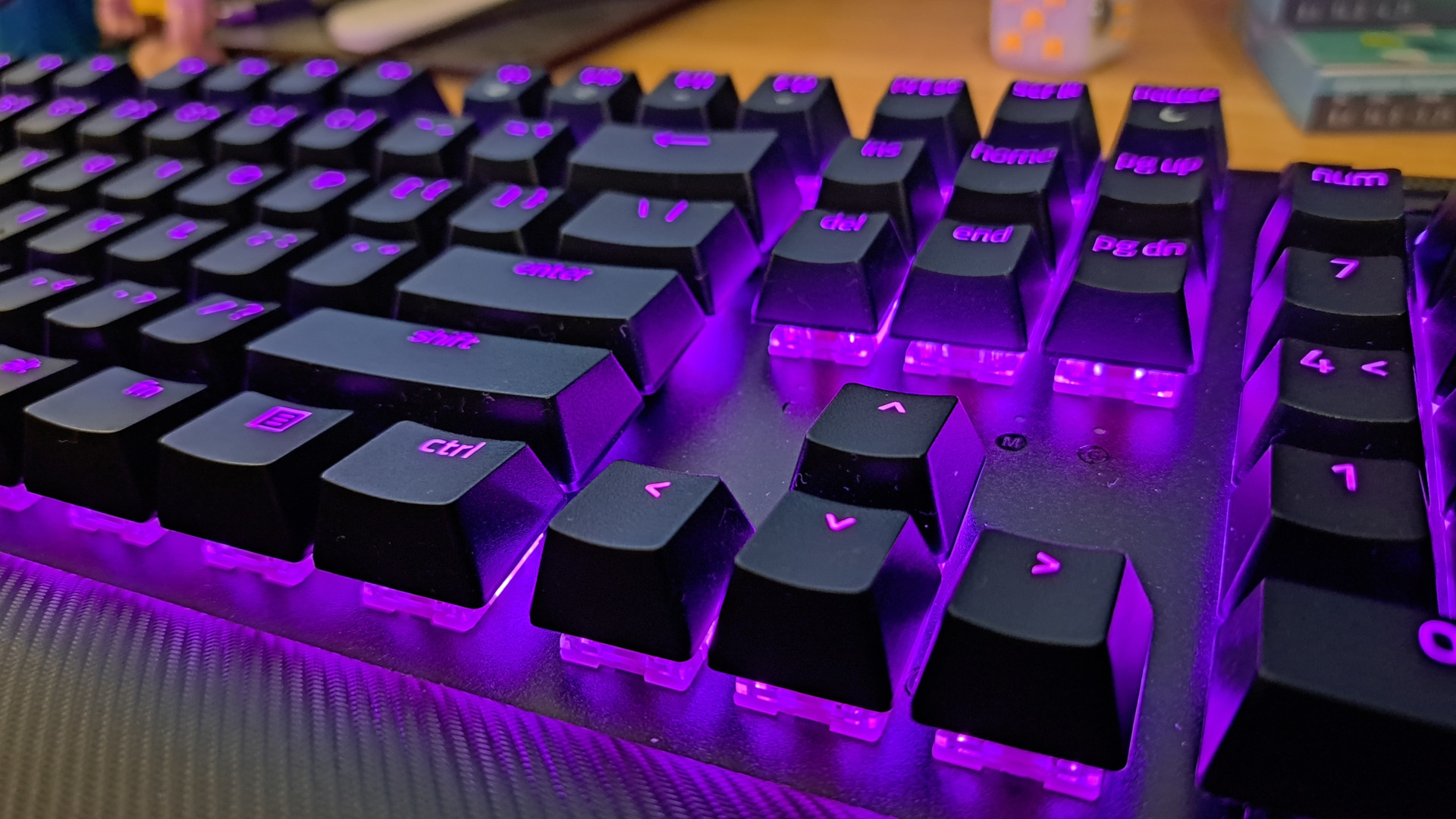 Revue Razer BlackWidow V4 Pro : Un gros plan de ses touches, avec un éclairage RVB violet